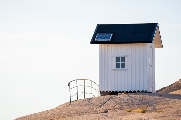 1890年在瑞典西海岸的吕塞基尔建造的旧灯塔。图片下载