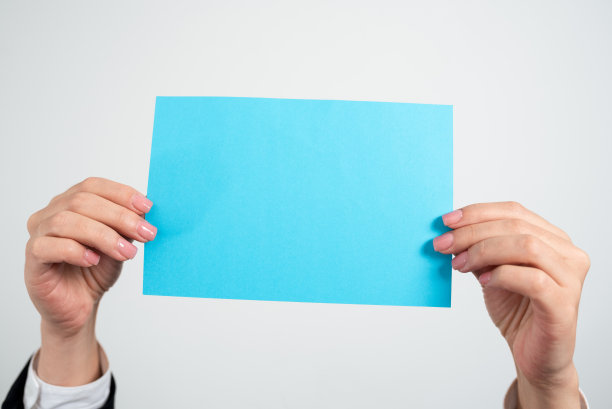 女商人双手握着写有重要信息的便条。把重要信息写在纸上的女人。执行显示关键公告。图片下载