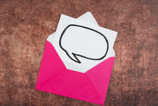 在思想泡泡形状的空白纸与彩色信封放在木桌子上。它代表了企业取得进步的新想法和新策略。图片下载