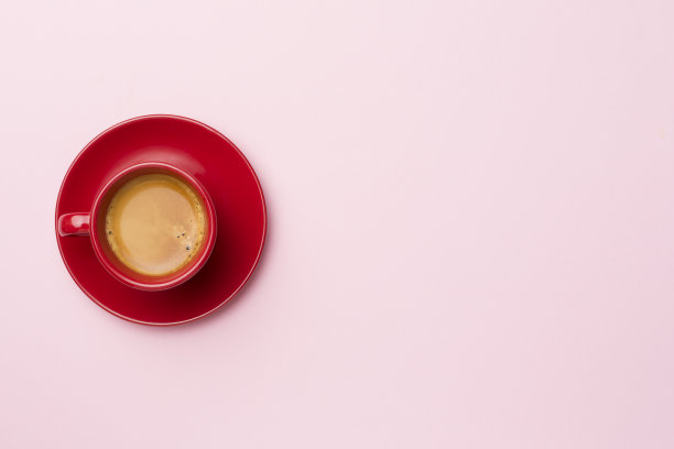 一杯美味的咖啡在彩色背景，俯视图图片下载