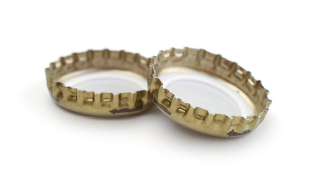 啤酒瓶盖被隔离。图片下载