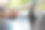 在户外院子里用笔记本电脑工作——男人的手特写。家庭办公室，远程工作，远程位置。使用键盘和鼠标，放松图片下载