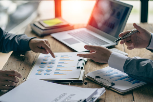 业务人员在概念财务咨询办公室开会，分析、讨论和集思广益数据、图表、财务报告和会计。团队合作图片下载