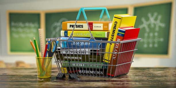 说回学校用品。书在购物篮里，铅笔在教室的桌子上。图片下载
