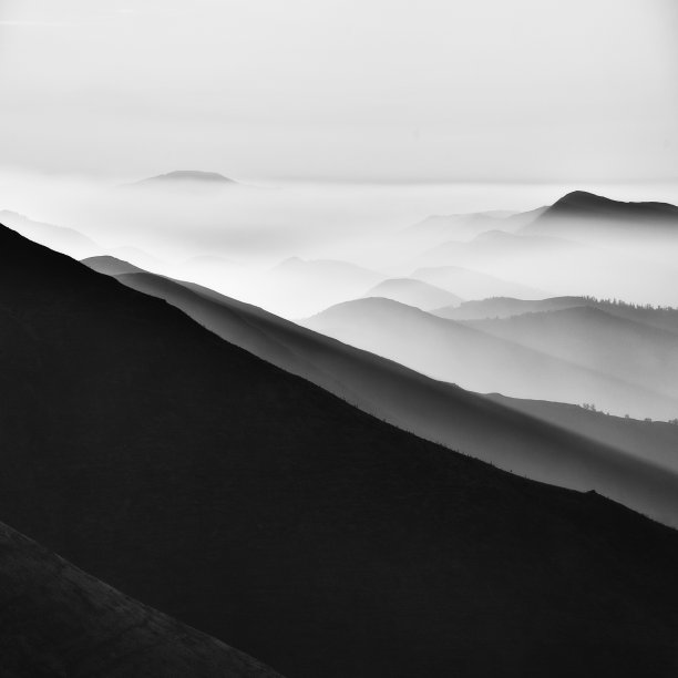 雾中的山影图片下载