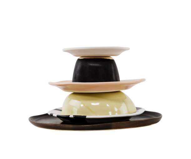 手工制作的陶瓷碗和盘子堆在一起图片下载