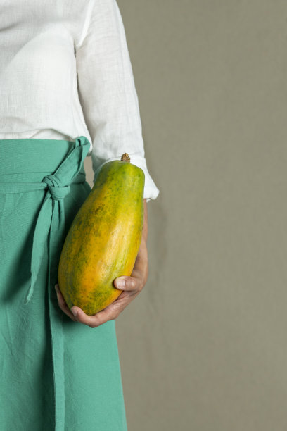 妇女在当地市场拿着木瓜-库存照片图片下载