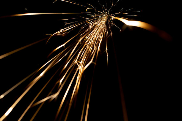黑暗中的火花。线的光。图片下载