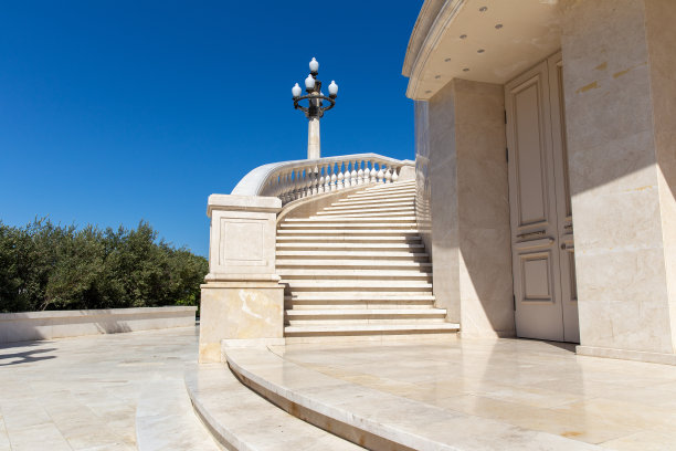 晴天的大理石旋转楼梯图片下载