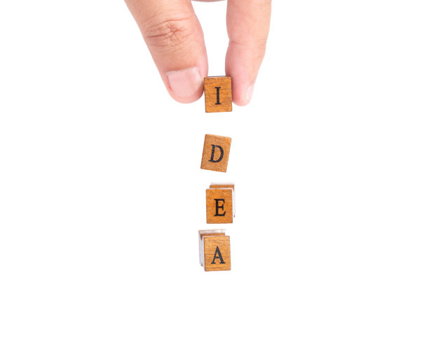 概念、创意和创新。单词IDEA在白色墙壁背景的木质立方体上。图片下载