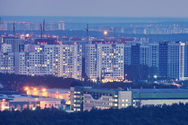 夜晚的灯光和照亮窗户的房屋夜晚入睡的城市，夜晚的城市景观图片下载