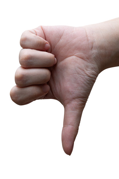 在白色背景上，女性的手显示拇指朝下的标志。图片下载