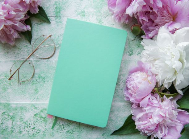 平铺纸笔记本，眼镜，牡丹花图片下载