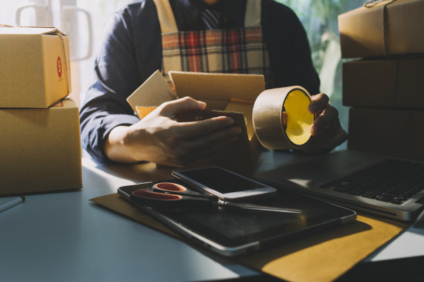 商业女性开始了小企业企业家中小企业的成功。自由职业女性在家工作与在线包裹递送。中小企业和包装配送理念图片下载