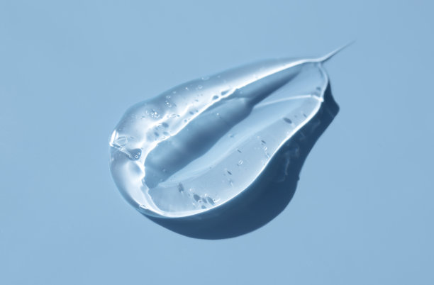 化妆品涂抹奶油凝胶质地的蓝色背景图片下载