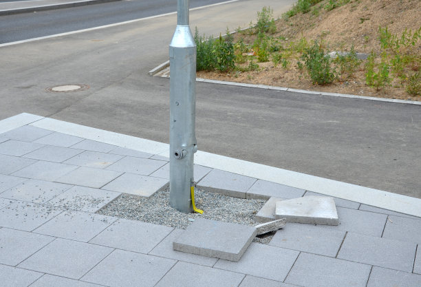 路灯在人行道旁或火车月台上有一个倾斜的桅杆。灯的镀锌管在下部有一个铰链，可以让你把灯柱弯曲到地面，进行维护，底座，图片下载