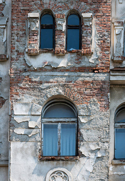 老房子饱经风霜的正面图片下载