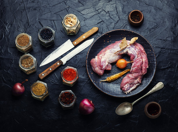 新鲜的生里脊肉。图片下载