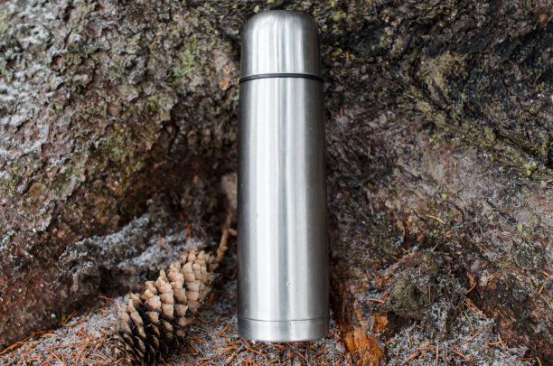 钢瓶徒步站在外面的树林里特写。旅游理念，野餐，冒险图片下载