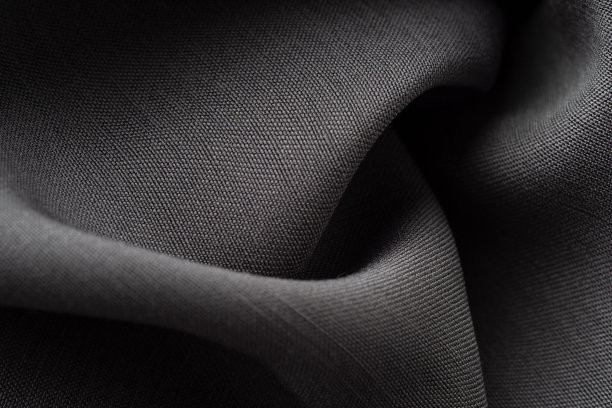 微距摄影的真丝灰色面料，质感。豪华的黑色缝纫背景。漂亮闪亮的缎面面料，特写，复制空间。抽象、简约,单色图片下载