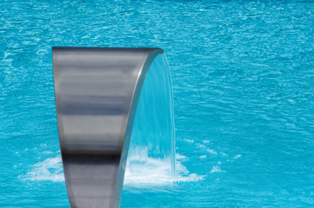 瀑布喷射与按摩浴缸在行动图片下载