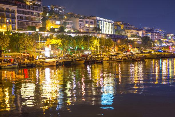 五颜六色的城市夜灯映在模糊的水面上图片下载