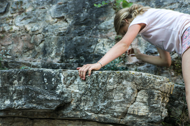 小女孩爬上岩石图片下载
