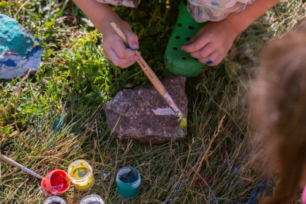 儿童大师班水粉石画。图片下载