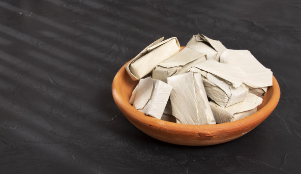 笔焦叶包番石榴酱;黑色背景照片图片下载