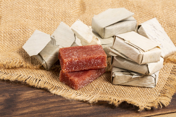 笔焦叶包番石榴酱;木质背景照片图片下载