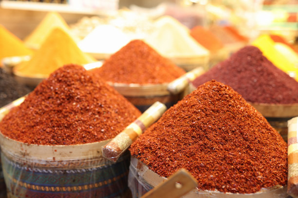 大蒜和阿拉伯香料袋特写图片下载