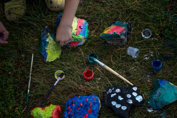 儿童大师班水粉石画。图片下载