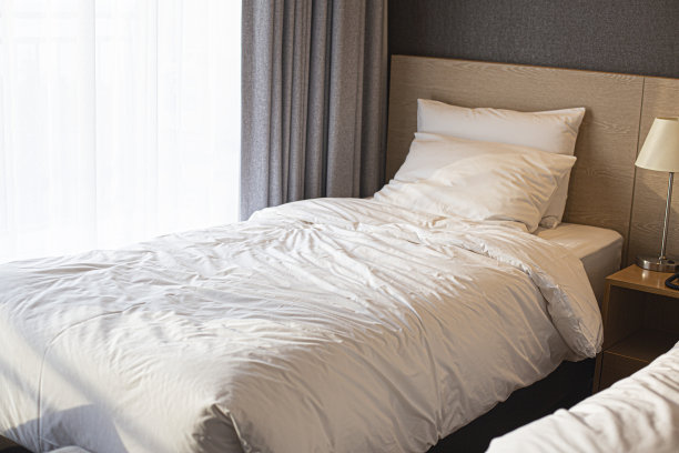 卧室内床上装饰枕头图片下载