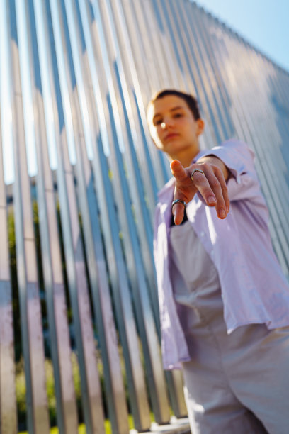 青少年肖像自下而上的城市风格图片下载