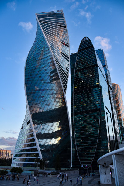 莫斯科市区，玻璃摩天大楼，莫斯科商业中心，俄罗斯夏夜图片下载