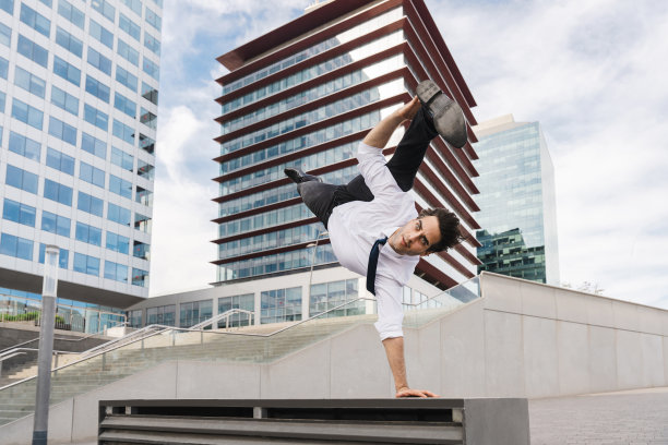 灵活而冷静的商人在表演杂技图片下载