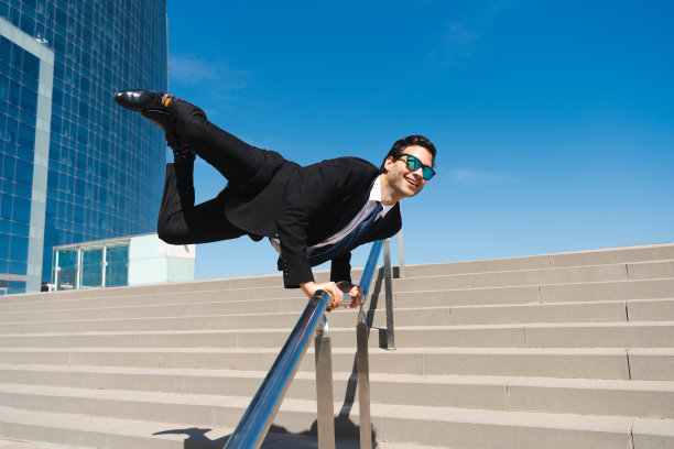 灵活而冷静的商人在表演杂技图片下载