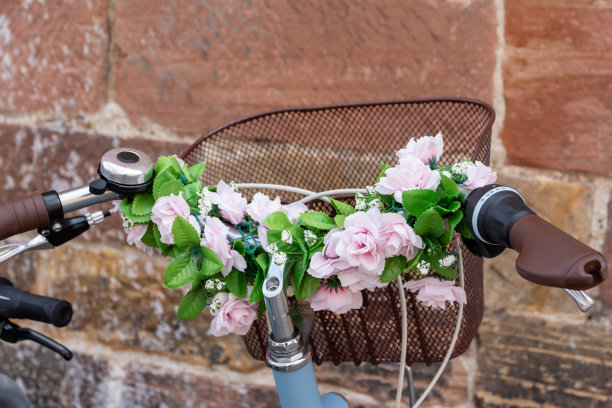有人造花的自行车把手图片下载