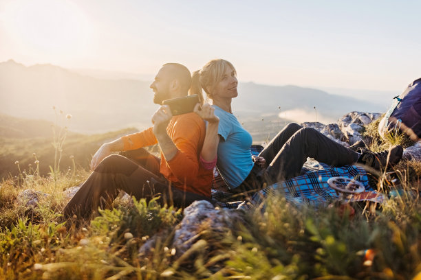 一对夫妇背靠背坐着图片下载