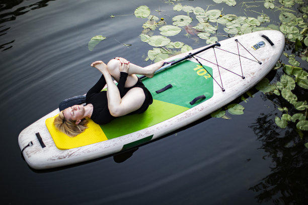 年轻女子在夕阳下的晚餐上练习瑜伽图片下载
