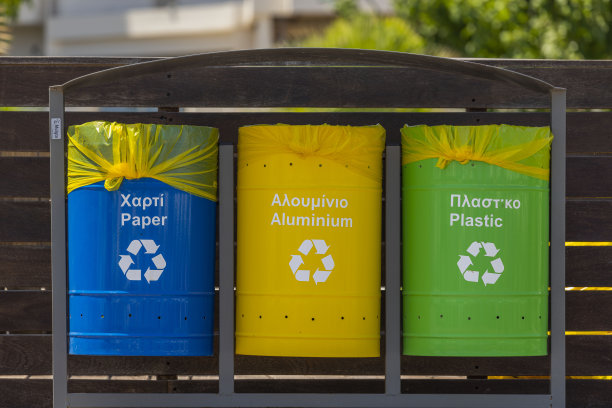 车站近景，五彩缤纷的垃圾桶供回收利用。希腊。图片下载
