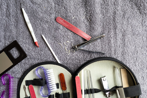 用手部护理套装修甲后，皮肤和指甲仍保留。在图片中指甲钳，锉刀，刷子，和去除角质层。图片下载