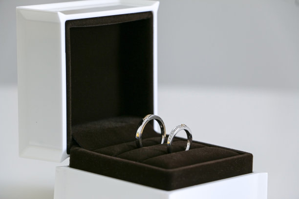 近距离的一对美丽的闪闪发光的结婚戒指展示在盒子，浪漫的概念，爱情和婚姻图片下载
