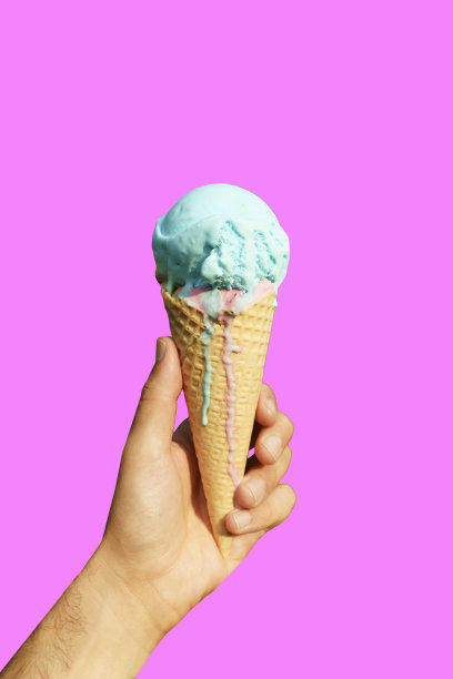 冰淇淋蛋卷在最小的颜色背景隔离。夏天，食物，糖果，冰淇淋的概念。图片下载