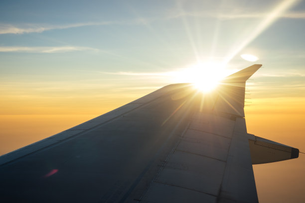 落日(黎明)背景下的飞机机翼图片下载