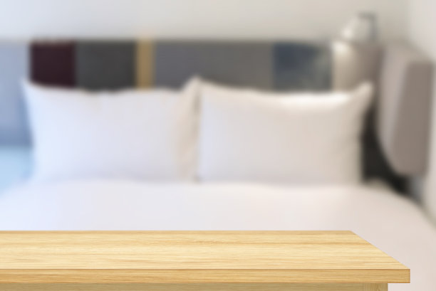 蒙太奇桌面与自由空间的设计师的想法。酒店房间里的木桌、架子。图片下载