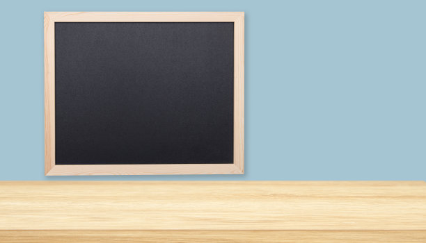 最小的办公室或教室内部与桌面，书桌和黑板图片下载