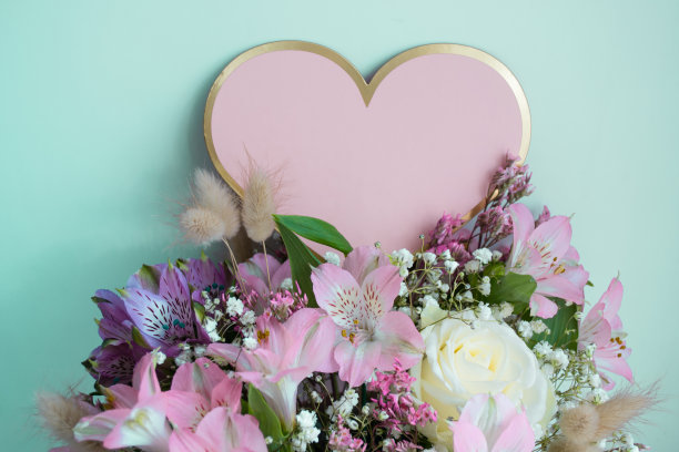 精致的粉红百合，白玫瑰，和凤仙花。青绿色的背景。红心，复制空格图片下载