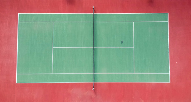 网球拍和球是硬地无人机的角度水平照片图片下载