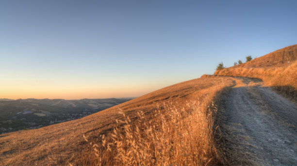 意大利山间的夏日日落图片下载